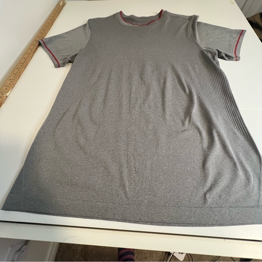 Lululemon mens medium  t shirt in grey.